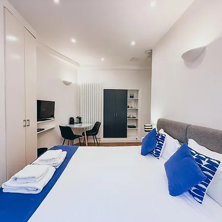 Square Bed & Breakfast Parigi