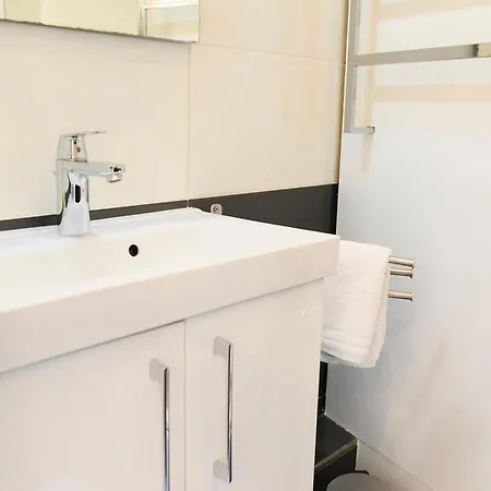 Square לינה וארוחת בוקר