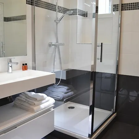 Square לינה וארוחת בוקר 4*