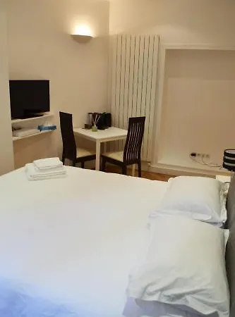 לינה וארוחת בוקר Square פריז